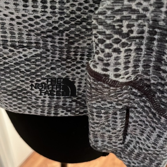 The North Face Flashdry Cropped Hoodie - Picture 3 of 6